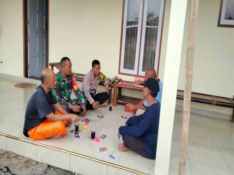 BABINSA DESA GLEMPANG SERTU WARYONO KOMSOS BERSAMA KADUS  DI RUMAH TOKOH MASYARAKAT