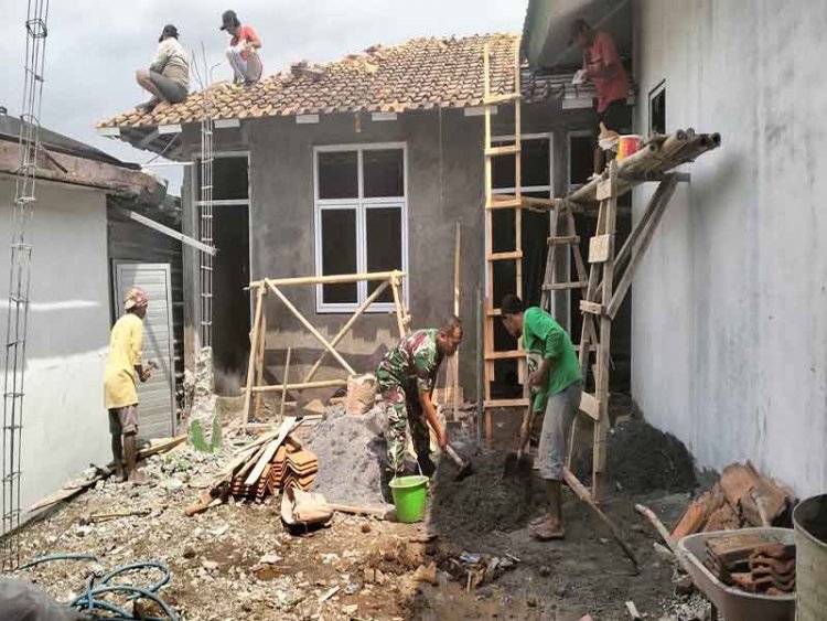 Babinsa Ikut Bantu Perehaban Pustu Di Desa Candiwulan 
