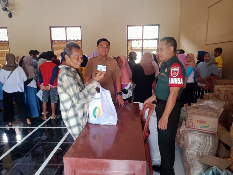 Babinsa Koramil 07/Mandiraja Dampingi Penyaluran Bantuan Kerawanan Pangan 