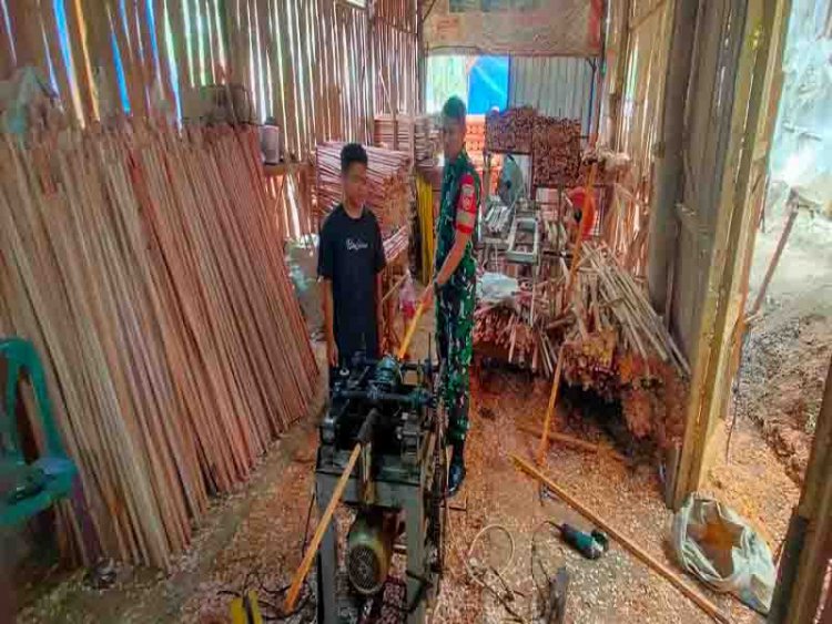 Berikan Motivasi, Babinsa Kebanaran Komsos Dengan Pengrajin Gagang Sapu 