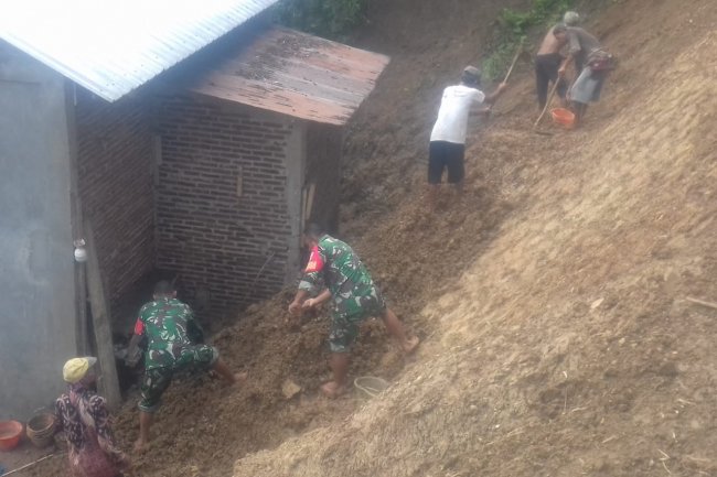 SEMANGAT BABINSA DAN WARGA MELAKSANAKAN PEMBERSIHAN MATERIAL TANAH LONGSOR 