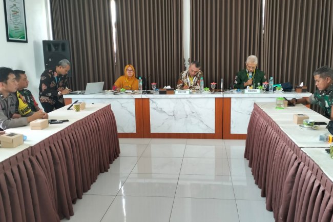 Danramil 07/Mandiraja Hadiri Rapat Lintas Sektoral Bersama Tim Surveyor Akreditasi Puskesmas 