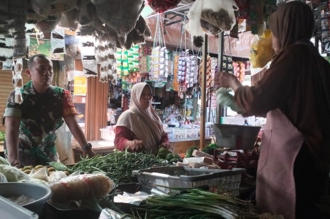 Mengantisipasi kenaikan harga sembako jelang natal dan tahun (Nataru) Babinsa lakukan pemantaun dan pengecekan harga sembako di Pasar Induk Mandiraja.