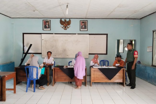 HADIR BERSAMA MASYARAKAT BABINSA DAMPINGI PENYALURAN BLT-DD 