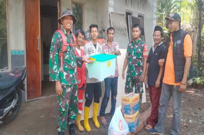 Peduli korban bencana Babinsa Koramil 07/Mandiraja dan BPBD Banjarnegara melaksanakan baksos 