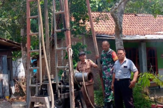 Bentuk Perhatian, Babinsa Pantau Pembuatan Sumur Bor di Wilayah Binaan 