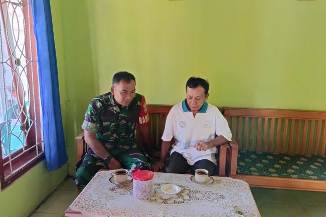 Terus Jaga Hubungan Baik, Babinsa Laksanakan Komsos Dengan Tokoh Masyarakat Desa Binaanya 