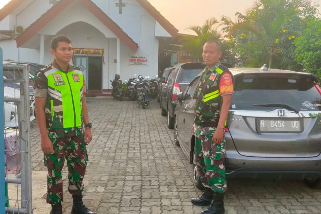 Babinsa Koramil 07/Mandiraja Laksanakan Pengamanan Gereja Dalam Malam Renungan Natal 