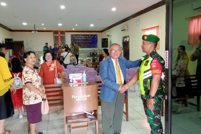 Berikan Rasa Aman dan Nyaman Babinsa bersinergi dengan Babinkamtibmas lakukan Pengamanan Ibadah Natal