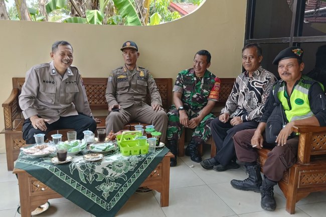 Babinsa dan Babinkamtibmas Laksanakan Komsos dengan Pendeta di Wilayah Binaan 