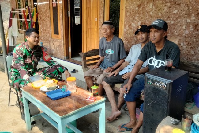 Jalin Hubungan Yang Baik, Babinsa Komsos Bersama Tokoh Masyarakat 