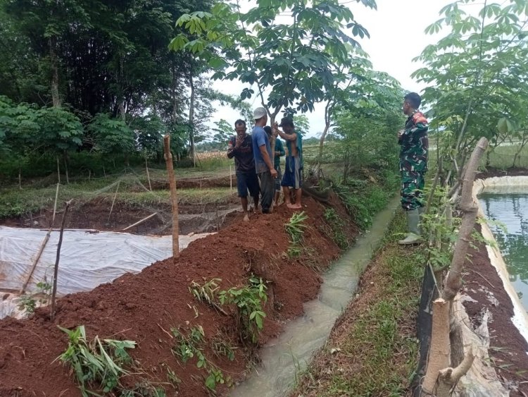 BABINSA JALIN KOMUNIKASI DENGAN PETANI IKAN AIR TAWAR DI WILAYAH 