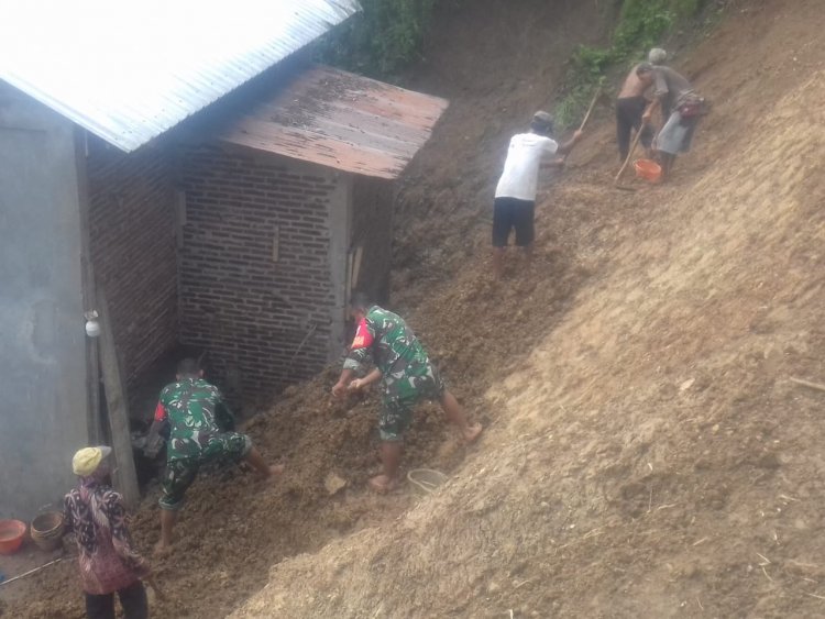 SEMANGAT BABINSA DAN WARGA MELAKSANAKAN PEMBERSIHAN MATERIAL TANAH LONGSOR 