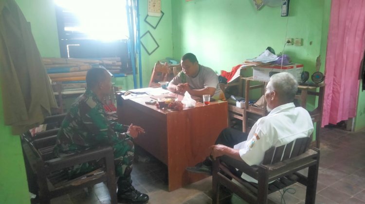 Babinsa Koramil 07/Mandiraja Komsos Bersama Kepala Sekolah dan Guru 