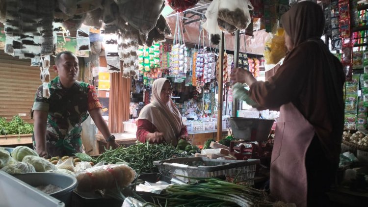 Mengantisipasi kenaikan harga sembako jelang natal dan tahun (Nataru) Babinsa lakukan pemantaun dan pengecekan harga sembako di Pasar Induk Mandiraja.