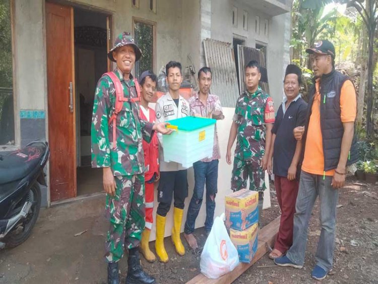 Peduli korban bencana Babinsa Koramil 07/Mandiraja dan BPBD Banjarnegara melaksanakan baksos 