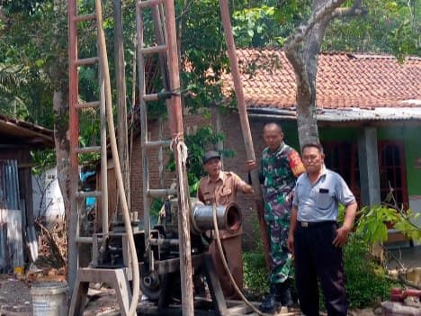 Bentuk Perhatian, Babinsa Pantau Pembuatan Sumur Bor di Wilayah Binaan 