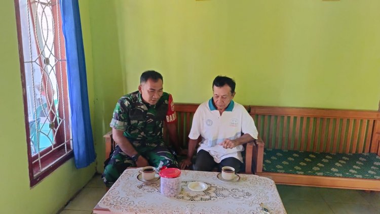 Terus Jaga Hubungan Baik, Babinsa Laksanakan Komsos Dengan Tokoh Masyarakat Desa Binaanya 