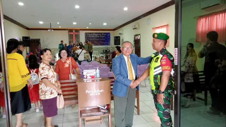 Berikan Rasa Aman dan Nyaman Babinsa bersinergi dengan Babinkamtibmas lakukan Pengamanan Ibadah Natal