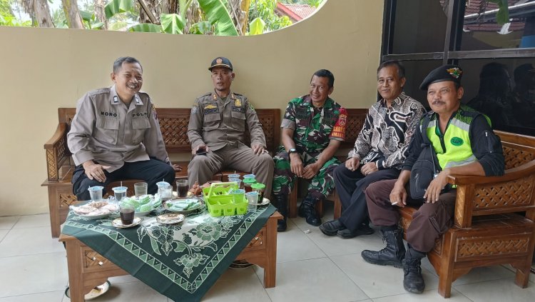 Babinsa dan Babinkamtibmas Laksanakan Komsos dengan Pendeta di Wilayah Binaan 