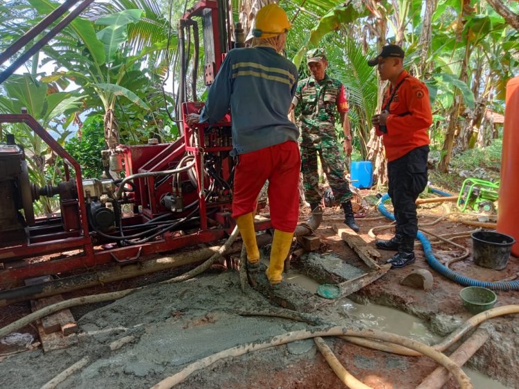 Atasi Kesulitan Air Bersih, Babinsa Jalatunda Bantu Buat Sumur Bor 