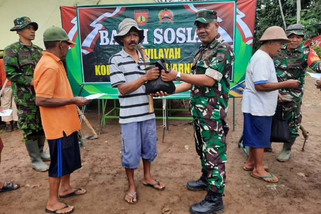 Peduli Warga Kurang Mampu Dalam Wujud Bakti Sosial Untuk Kemanunggalan TNI Bersama Rakyat Dengan Kegiatan Pembagian Sembako