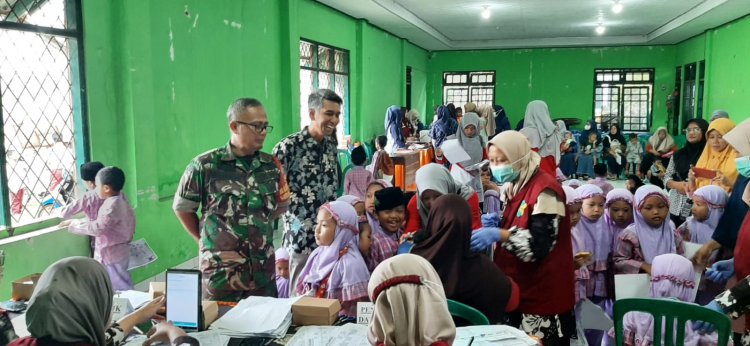 Babinsa Koramil 07 Mandiraja Dampingi Pemberian PIN Imunisasi Polio 