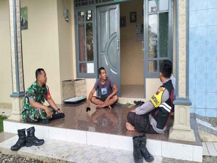 Menjalin Silaturahmi, Babinsa Komsos dengan Tokoh Masyarakat 