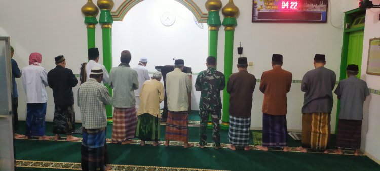 Berbaur Dengan Warga, Babinsa Laksanakan Sholat Subuh Berjamaah di Desa Binaan