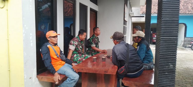 Babinsa Koramil 07 Mandiraja Serda Soim dan Kopka Budi  Melaksanakan Komsos dengan Anggota Rapi