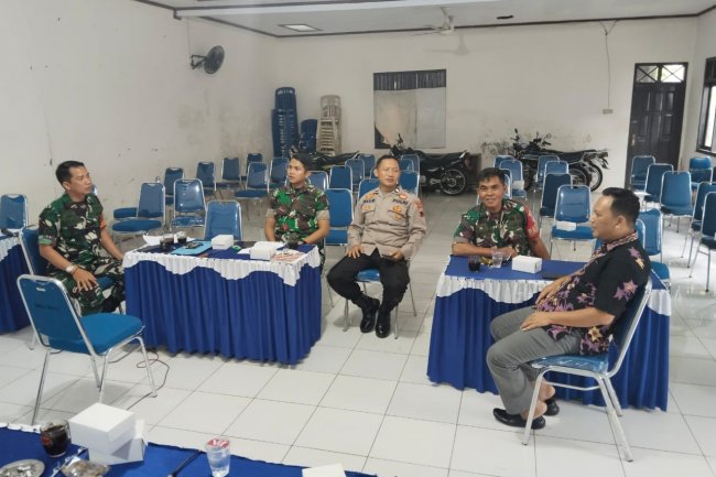 Pererat Tali silaturahmi Babinsa komsos dengan Staf Kantor kecamatan mandiraja.