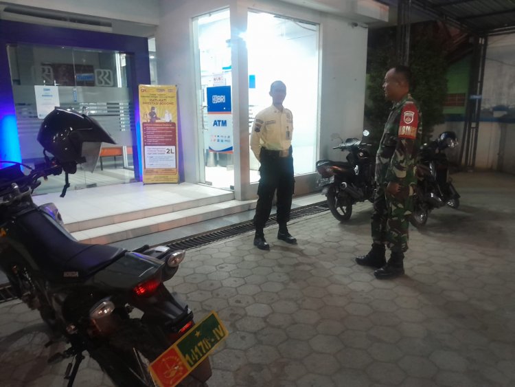 Pastikan Wilayah  Tetap Aman dan  Kondusif, Babinsa Laksanakan Patroli Malam