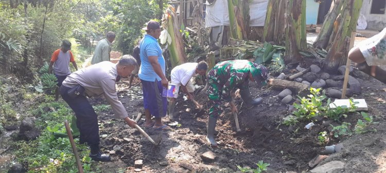 Sinergitas Babinsa dan Bhabinkamtibmas bersama Warga, Karya bakti Pelebaran jalan