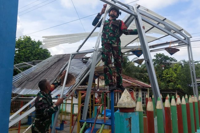 Babinsa Koramil 07 Mandiraja  Kerja Bakti  pembongkaran kanofi Teras  sekolah akibat Hujan deras dan Angin kencang