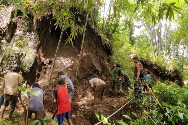 BABINSA  BERSAMA  RELAWAN TRC  DAN DESTANA BERSINEGRI DENGAN WARGA BERSIHKAN RUMPUN BAMBU SERTA MATRIAL BATU  YANG LONGSOR