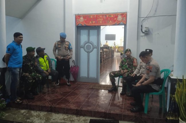 Babinsa Koramil 07 Mandiraja Laksanakan Pengamanan Natal di Gereja Santo Mikael Desa Mandiraja Kulon