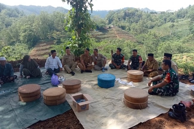 BABINSA KORAMIL 07 MANDIRAJA HADIRI ACARA TRADISI  RESIK DESA DI WILAYAH BINAAN