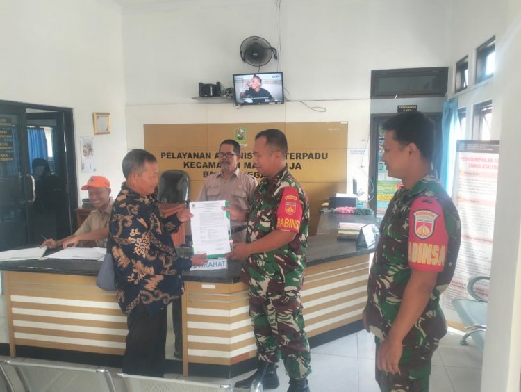 Babinsa Koramil 07 Mandiraja Dampingi warga Binaan  Pembuatan  Akta Kelahiran