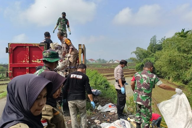 Peduli lingkungan Babinsa Koramil 07 Mandiraja  Bersama Relawan  Gotong Royong Bersihkan Sampah