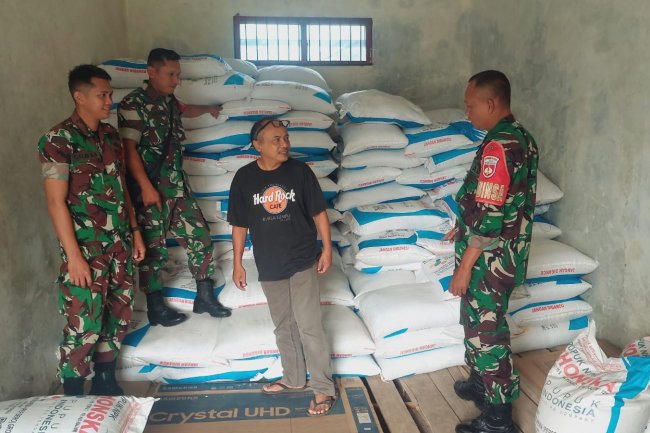 Babinsa Koramil 07 Mandiraja Patroli wilayah dan  Cek Ketersediaan Pupuk bersubsidi di desa Binaan