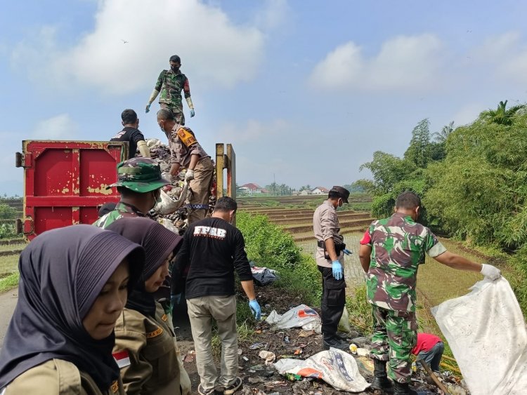 Peduli lingkungan Babinsa Koramil 07 Mandiraja  Bersama Relawan  Gotong Royong Bersihkan Sampah