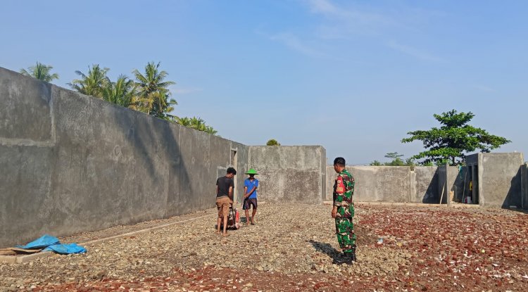 Babinsa Koramil 07 Mandiraja Awasi Pembangunan KDKMP di Desa Somawangi