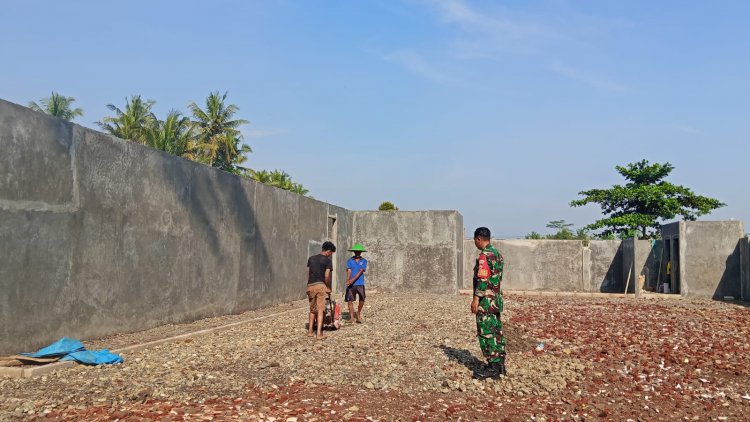 Babinsa Koramil 07 Mandiraja Awasi Pembangunan KDKMP di Desa Somawangi